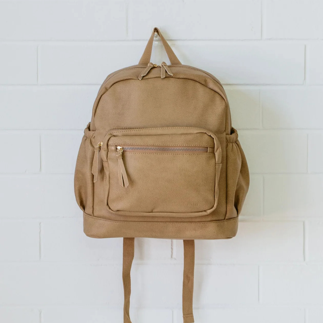 Mochila de lona con múltiples compartimentos y cierre dorado