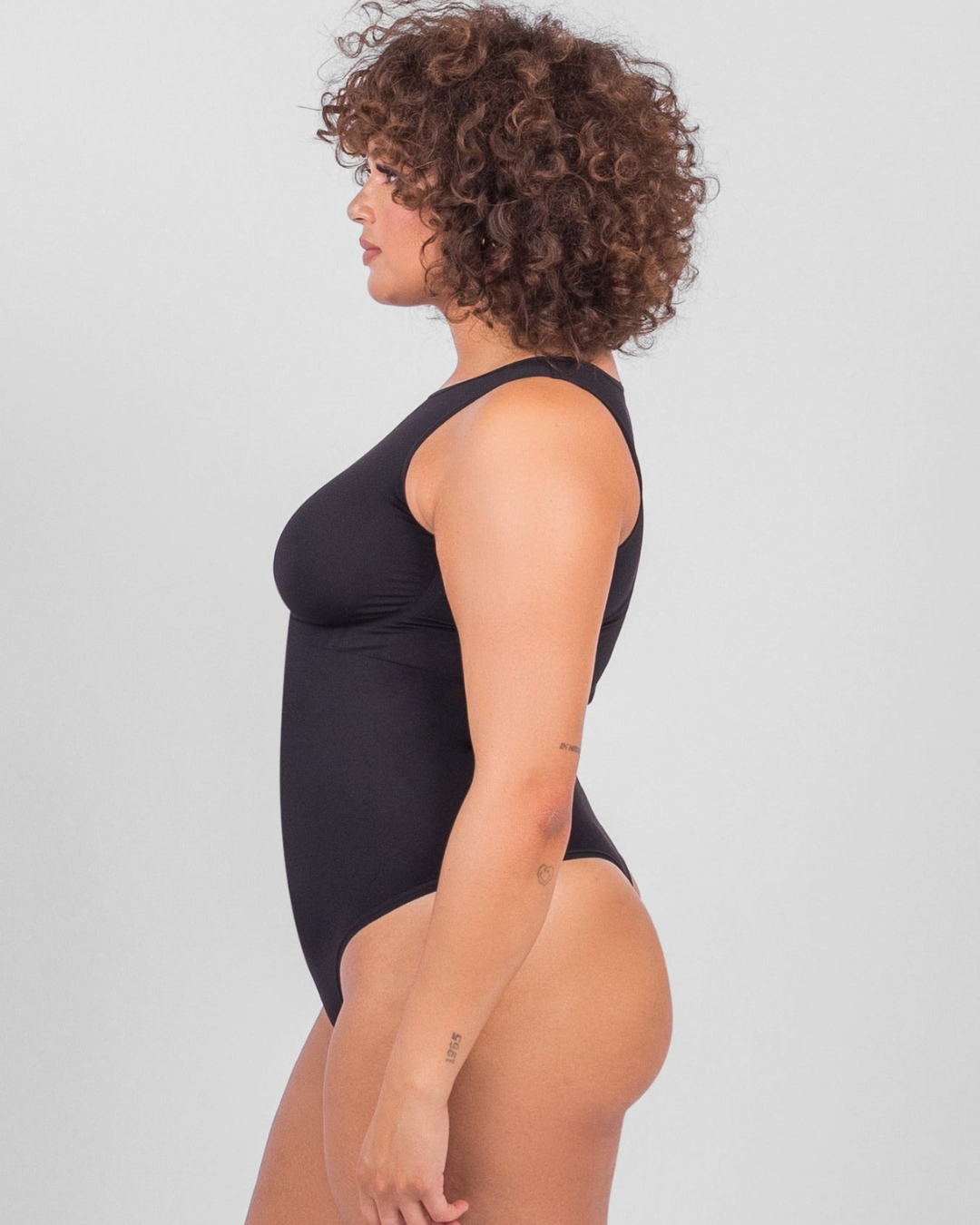 Body con Cuello Redondo y Control de Abdomen