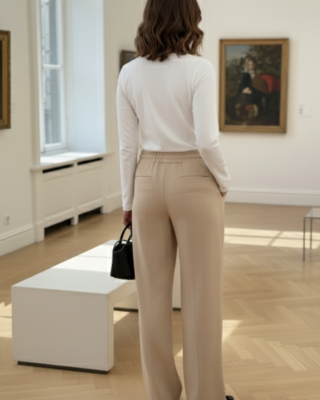 Pantalón con corte holgado y estilo elegante