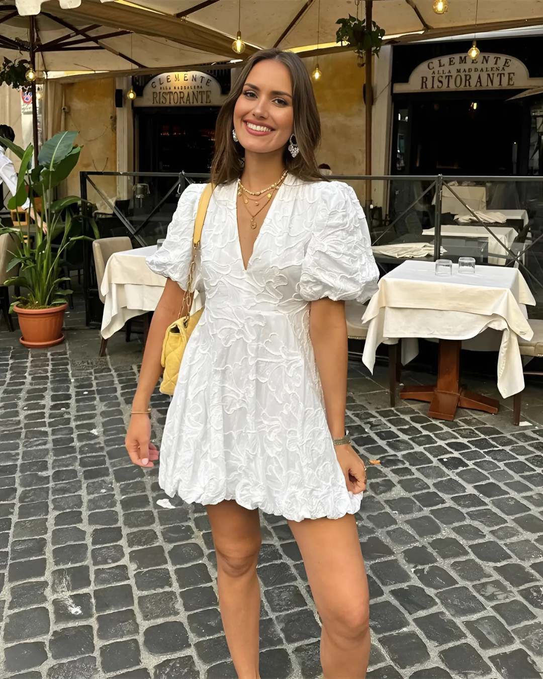 Vestido corto con escote en V