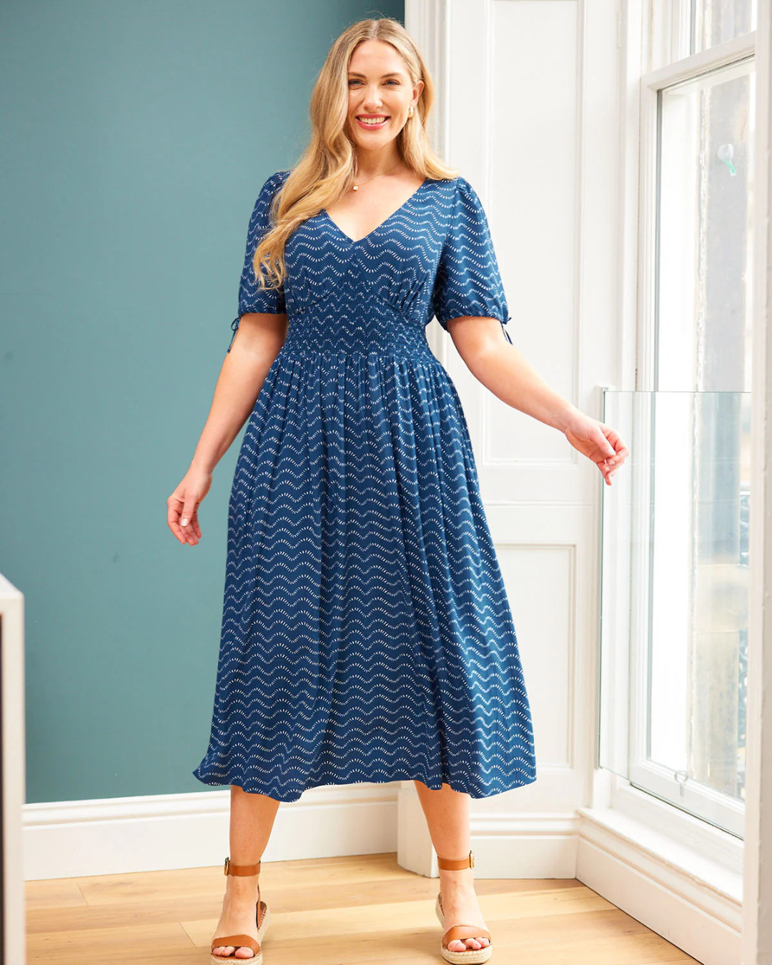 Vestido Sostenible de Corte Elegante en Azul Marino