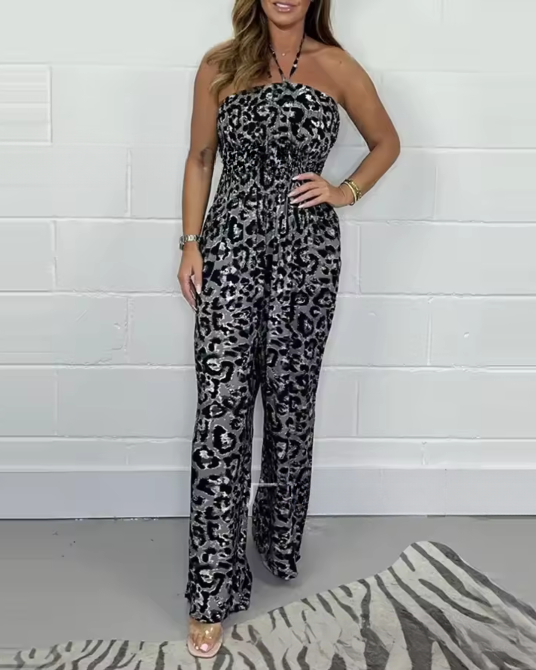 Mono estampado sin tirantes con escote halter y perneras anchas