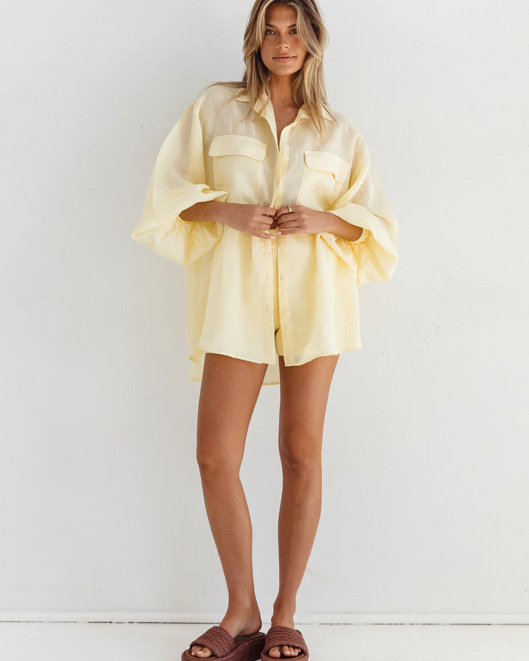 Camisa oversize de lino para mujer con diseño informal y mangas abullonadas