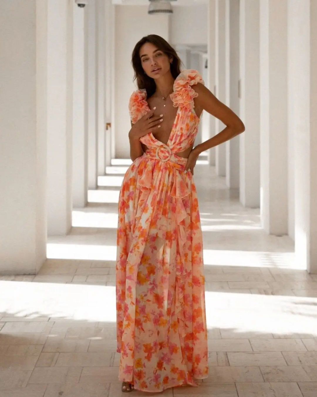 Vestido Largo de Estampado Floral con Volantes en los Tirantes y Cinturón Decorativo