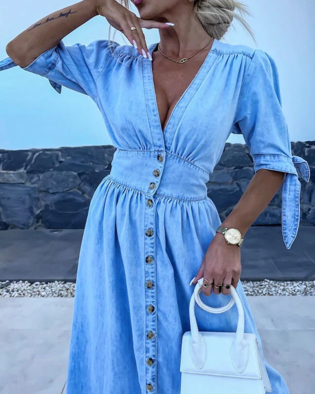 Vestido de mezclilla con escote en V y botones frontales