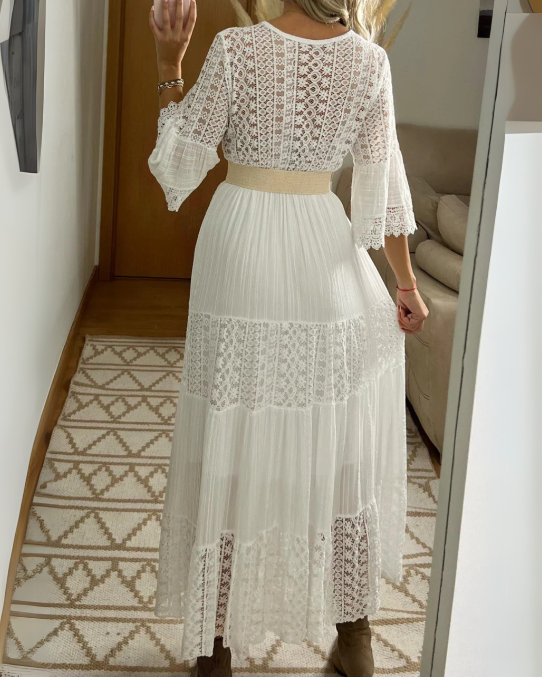 Vestido Largo de Encaje Blanco con Manga Acampanada y Diseño Romántico