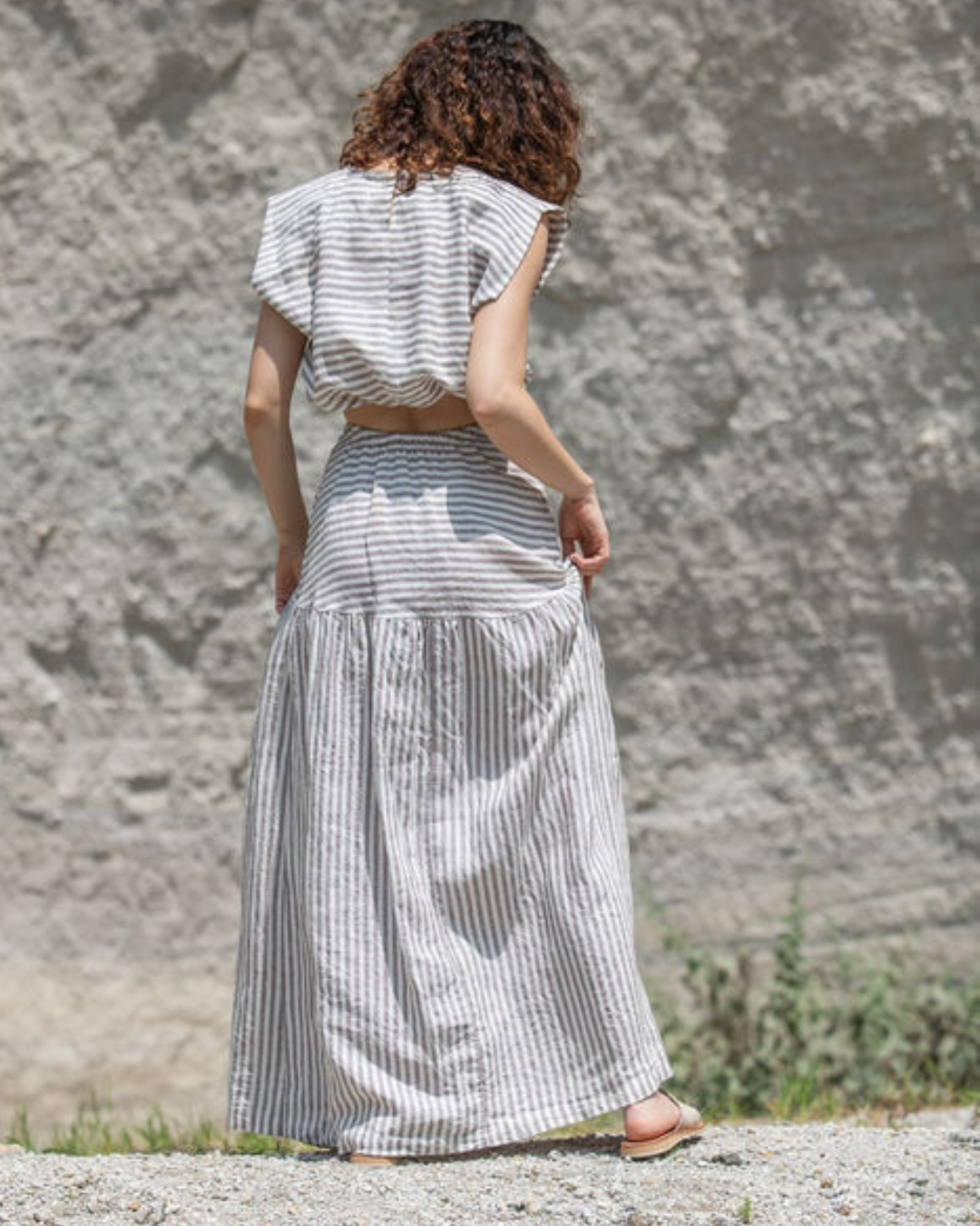 Conjunto de Dos Piezas con Top sin Mangas a Rayas y Falda Larga Casual