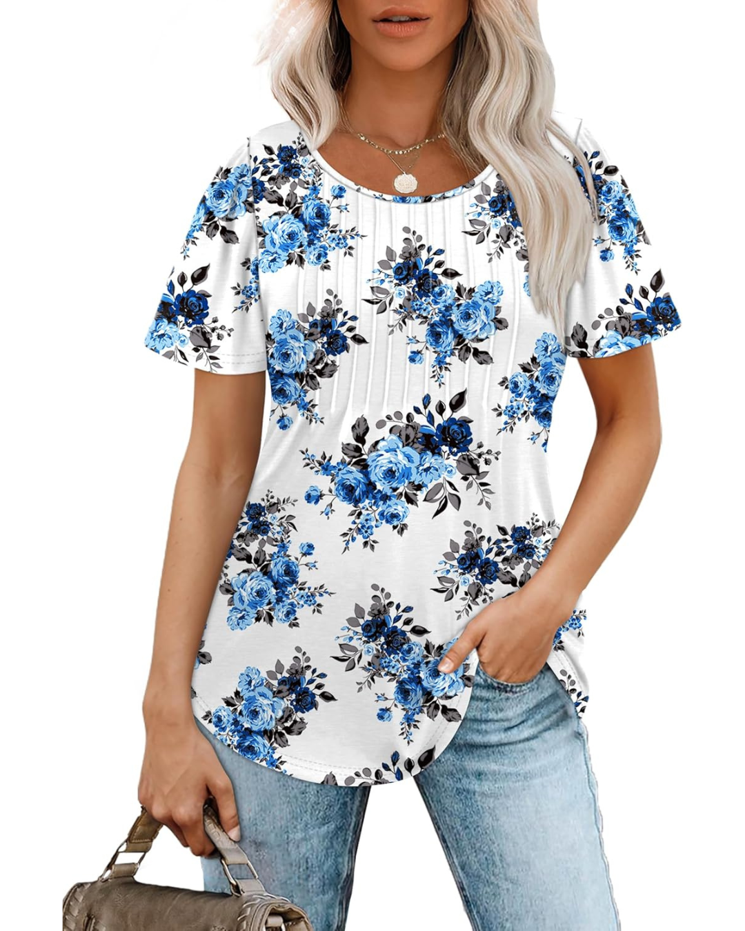 Blusa blanca con estampado floral azul y pliegues decorativos en el pecho
