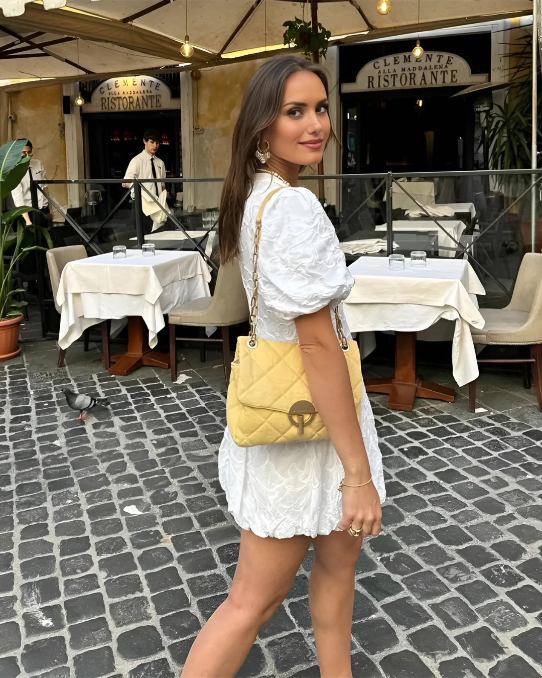Vestido corto con escote en V