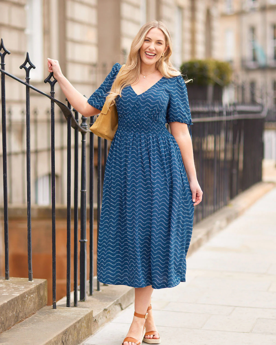 Vestido Sostenible de Corte Elegante en Azul Marino