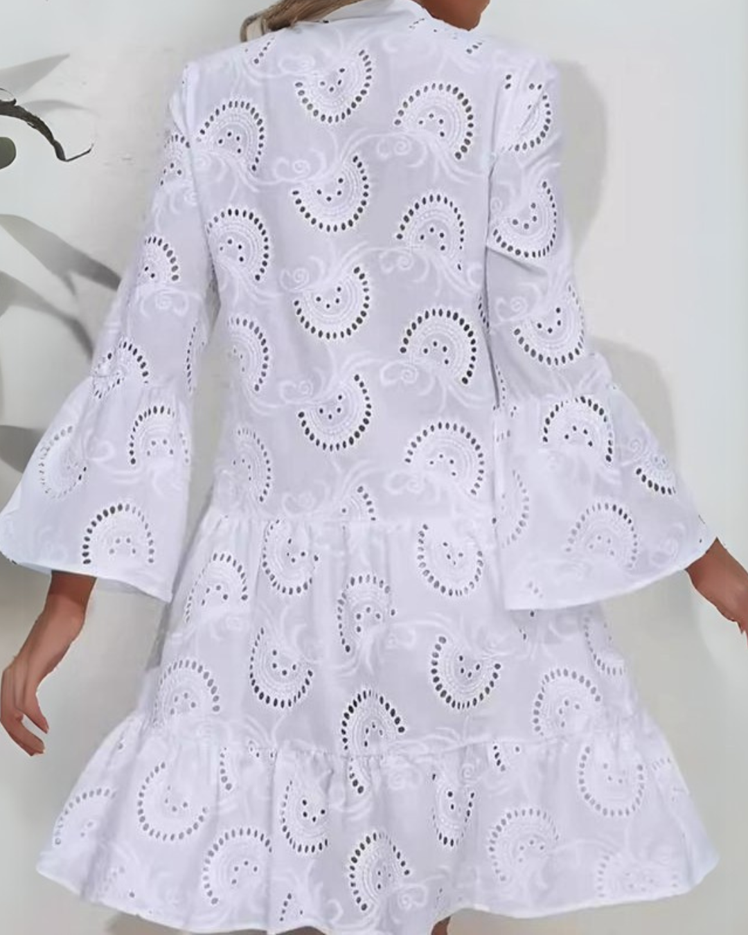 Vestido Corto Bordado con Manga Abullonada y Diseño Troquelado para un Look Ligero y Encantador