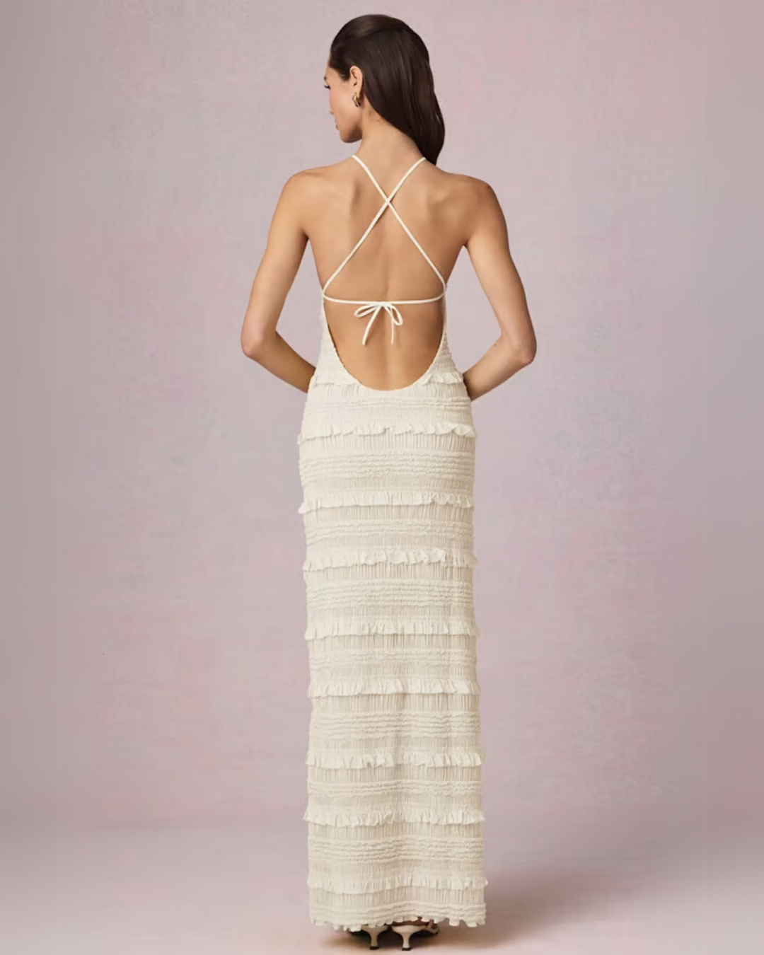 Vestido largo de volantes con cuello halter y espalda descubierta