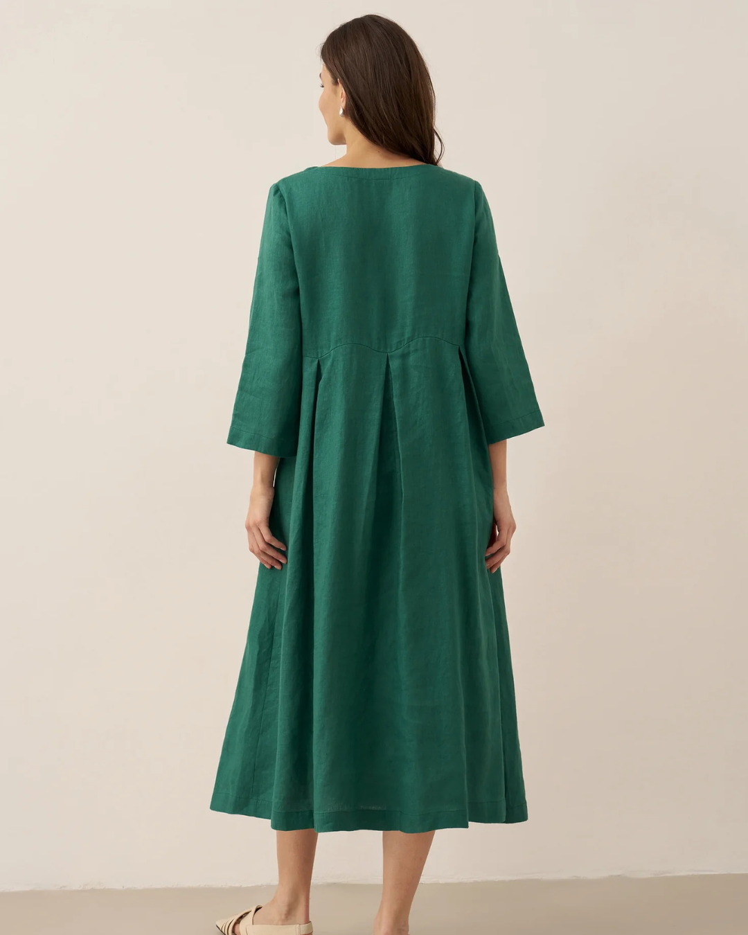 Vestido largo plisado de lino con cuello redondo