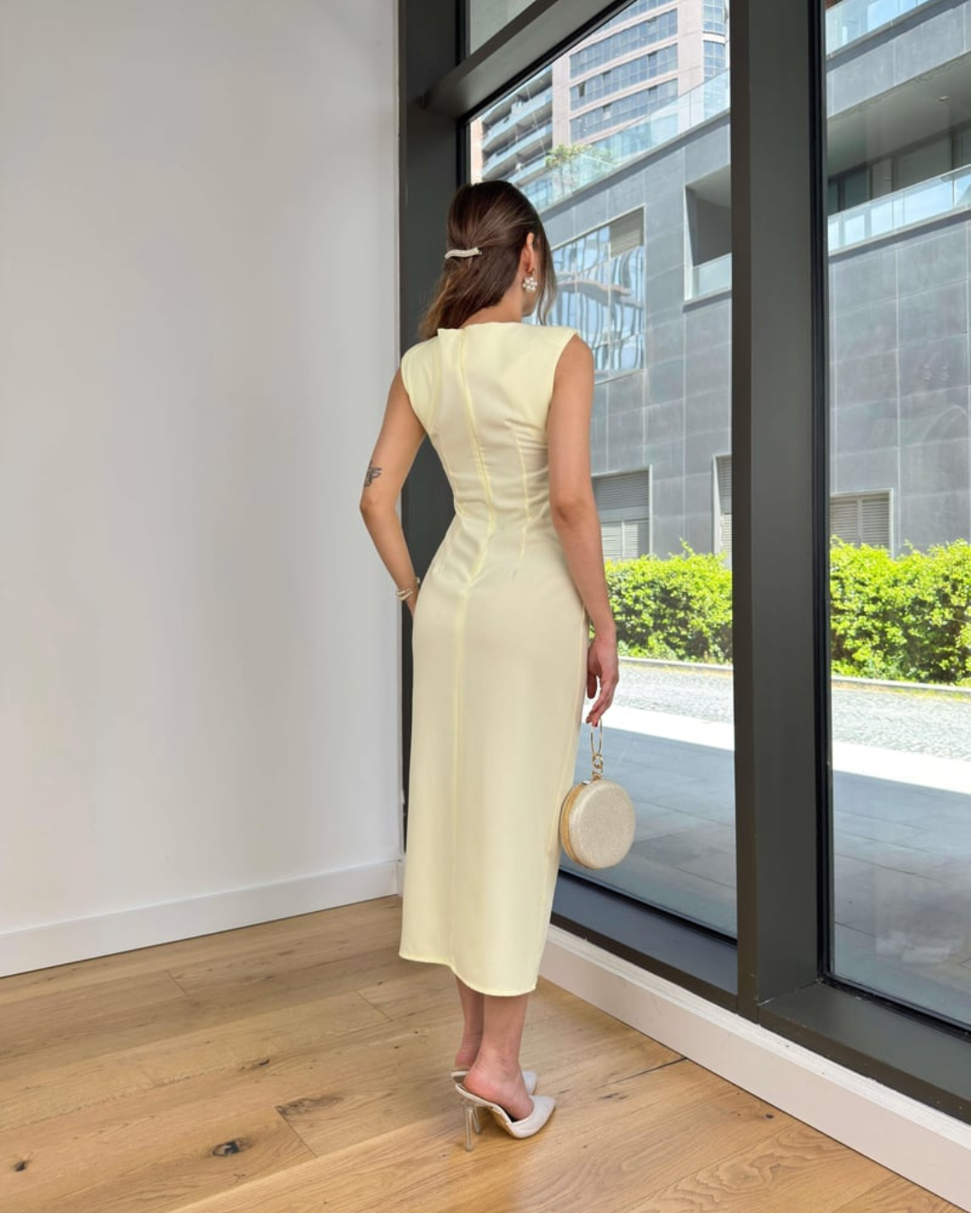 Vestido Ceñido Sin Mangas y con Abertura en la Pierna