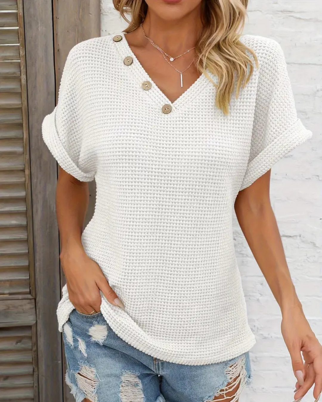 Top de Punto con Escote en V y Botones Decorativos para un Estilo Casual con Textura Acogedora