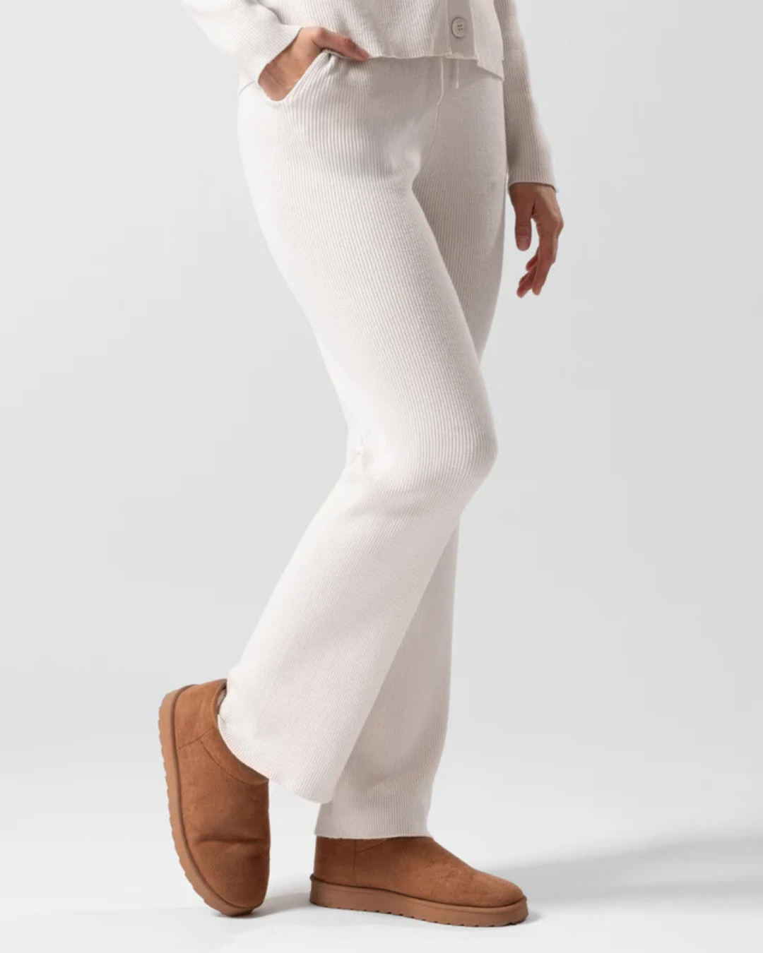 Conjunto de Dos Prendas de Punto Acanalado: Cárdigan y Pantalón para más Estilo y Comodidad
