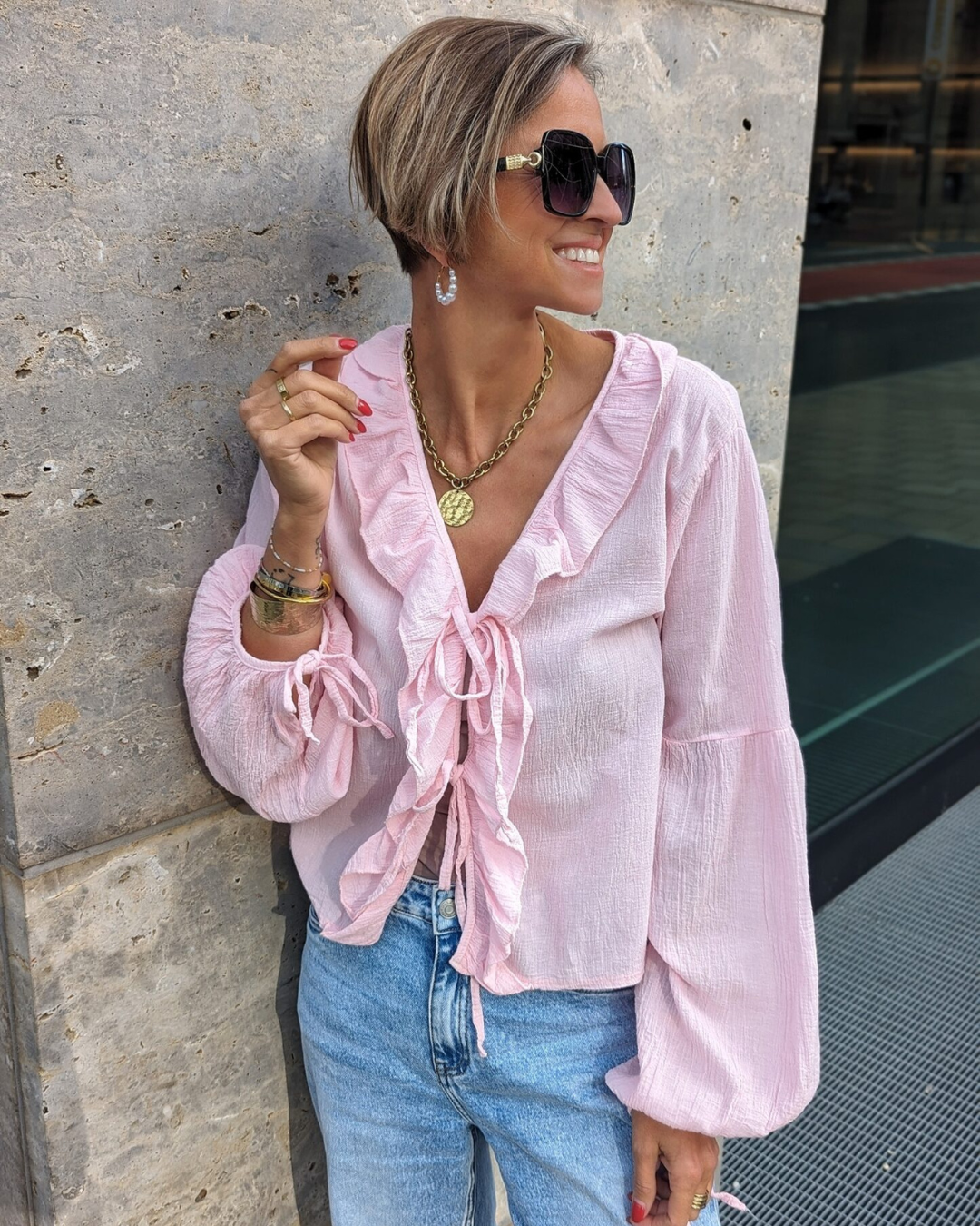 Blusa con Volantes y Lazo Delante en Tejido Ligero y Mangas Abullonadas