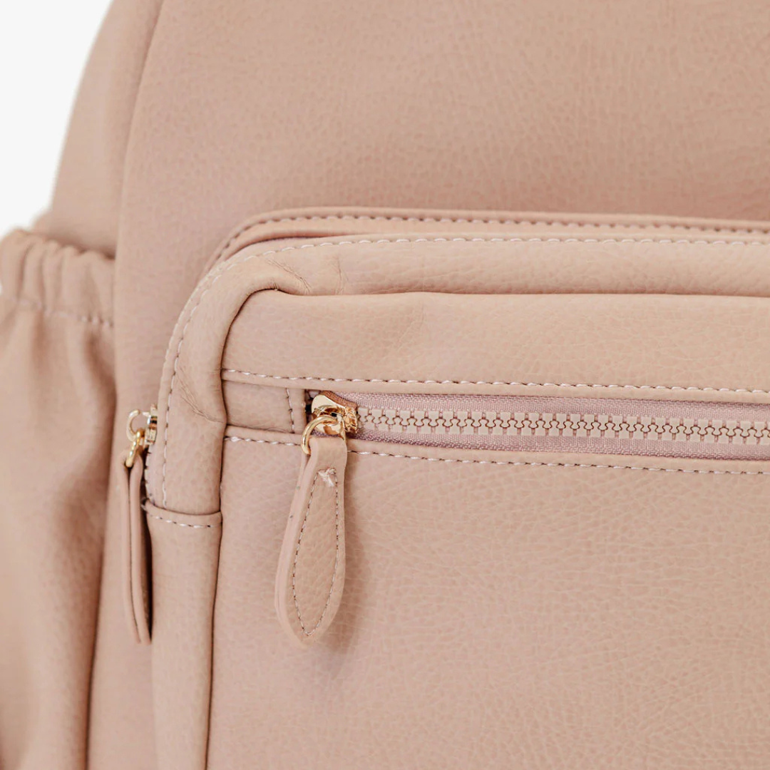 Mochila de lona con múltiples compartimentos y cierre dorado