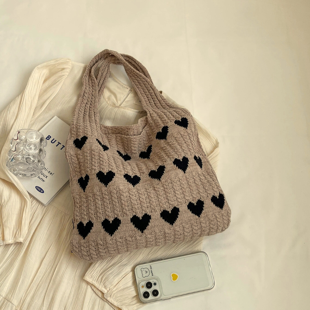Bolso tejido con patrón de corazones