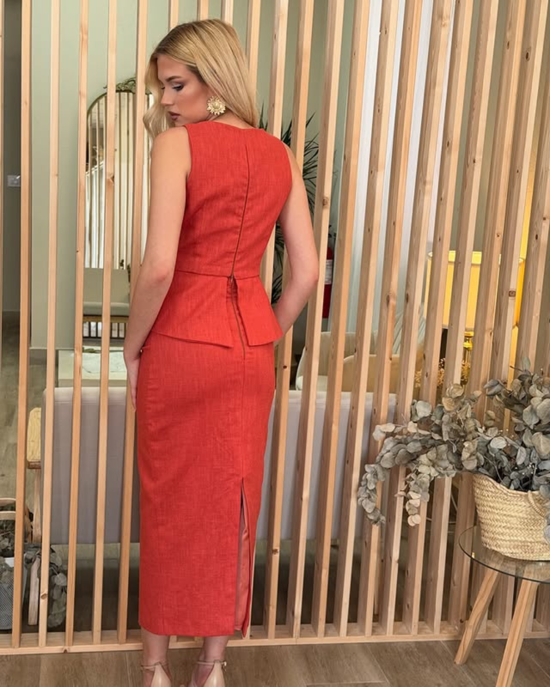 Conjunto Rojo con Top de Escote Cuadrado y Falda Lápiz de Lino Elegante