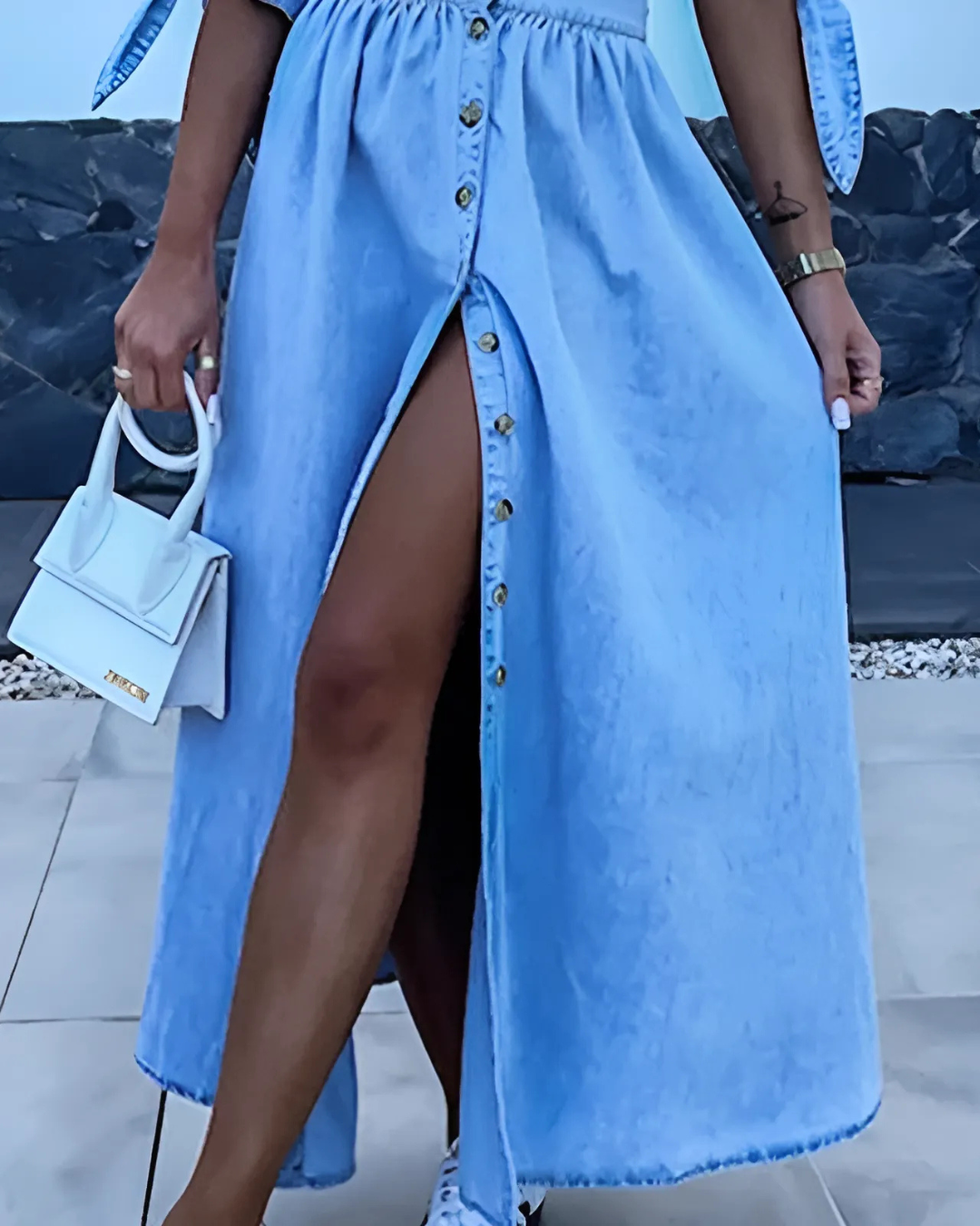 Vestido de mezclilla con escote en V y botones frontales