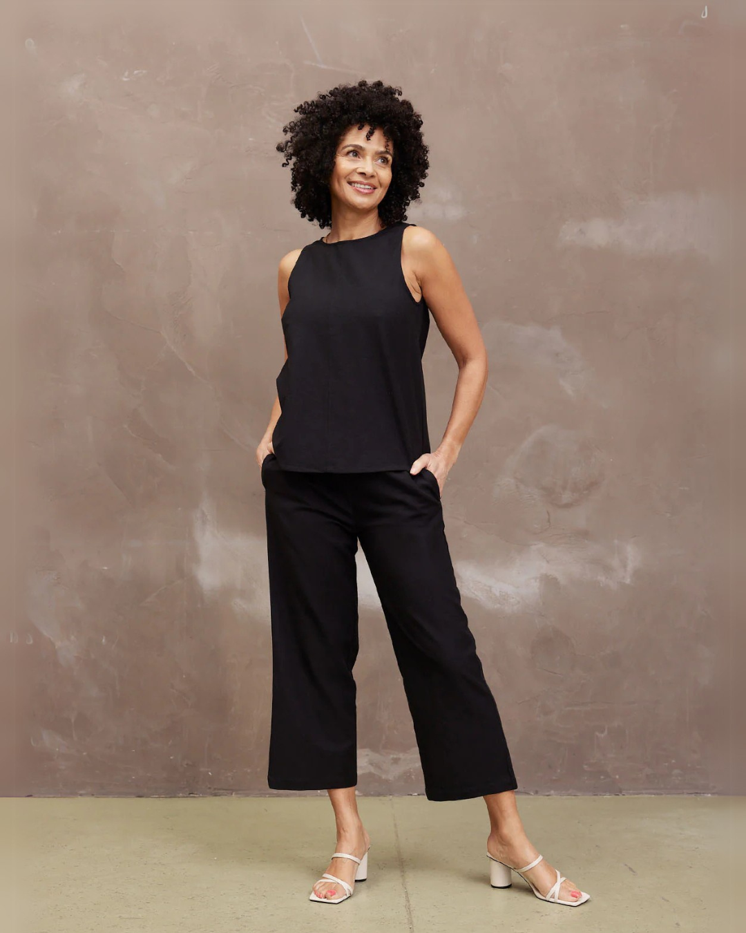 Conjunto de Dos Piezas  Elegancia Atemporal con Estilo Minimalista