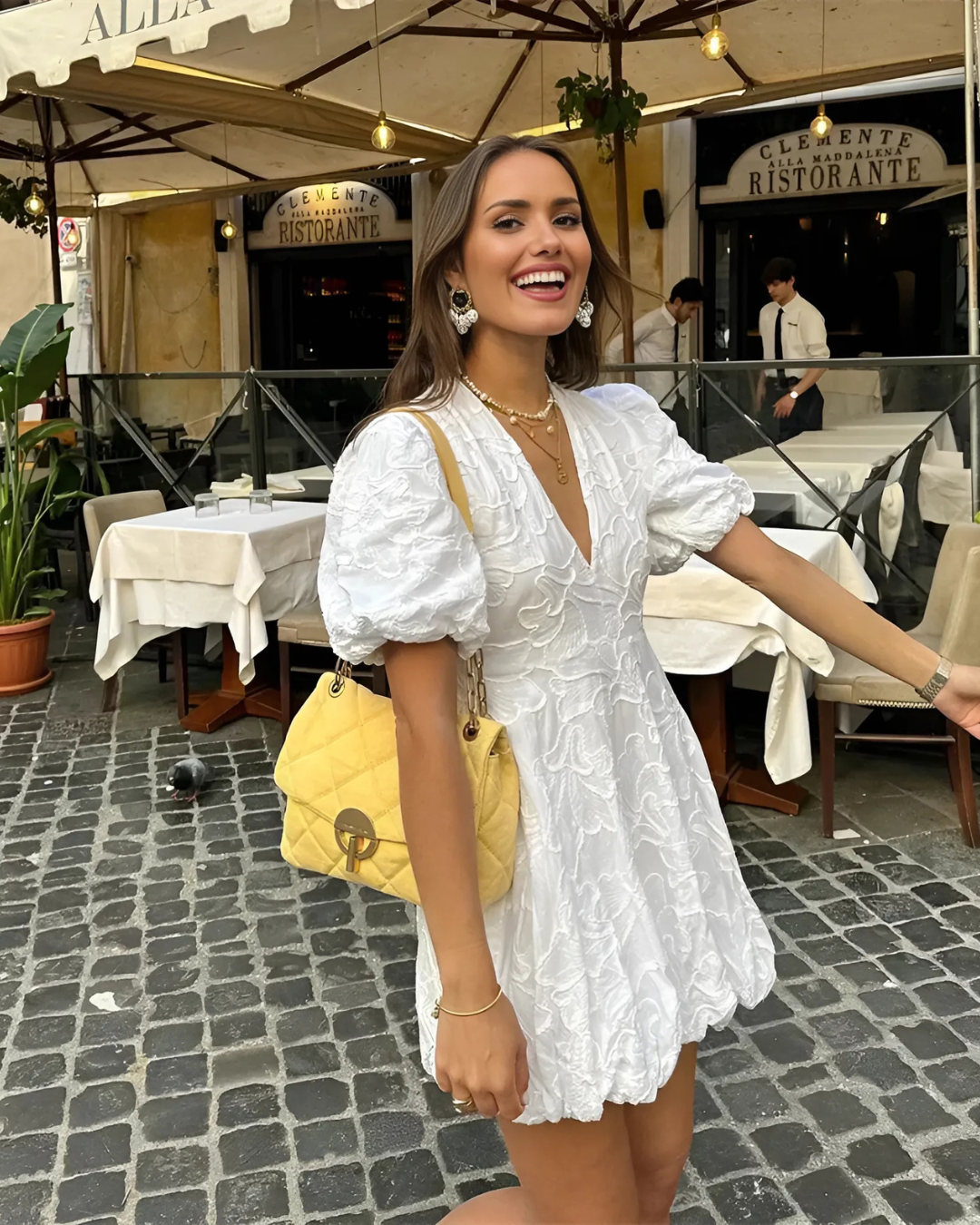 Vestido corto con escote en V