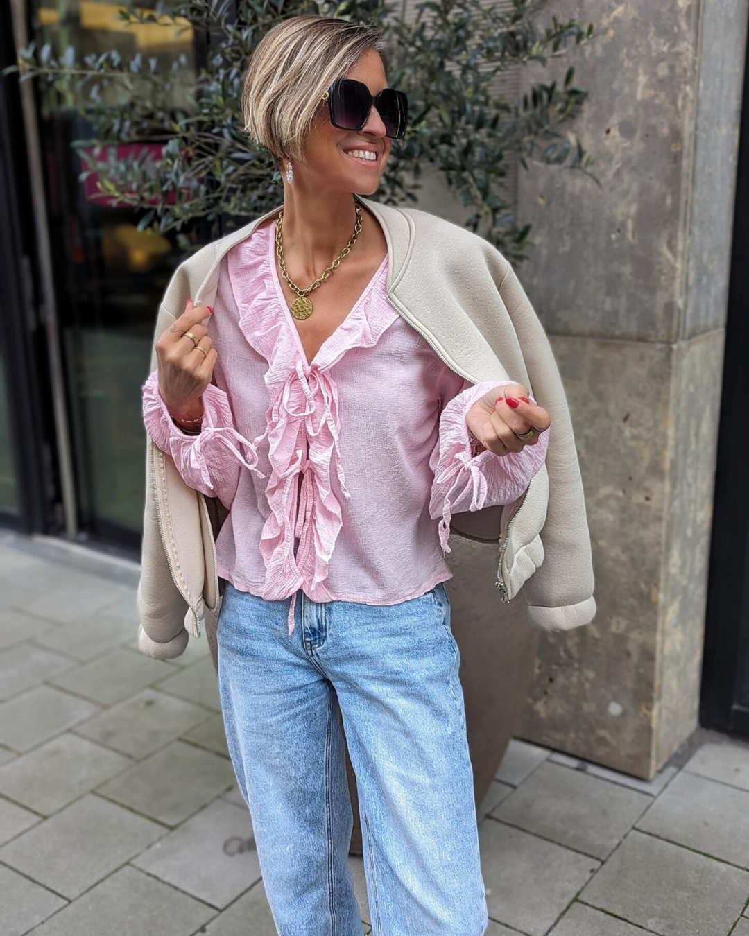 Blusa con Volantes y Lazo Delante en Tejido Ligero y Mangas Abullonadas