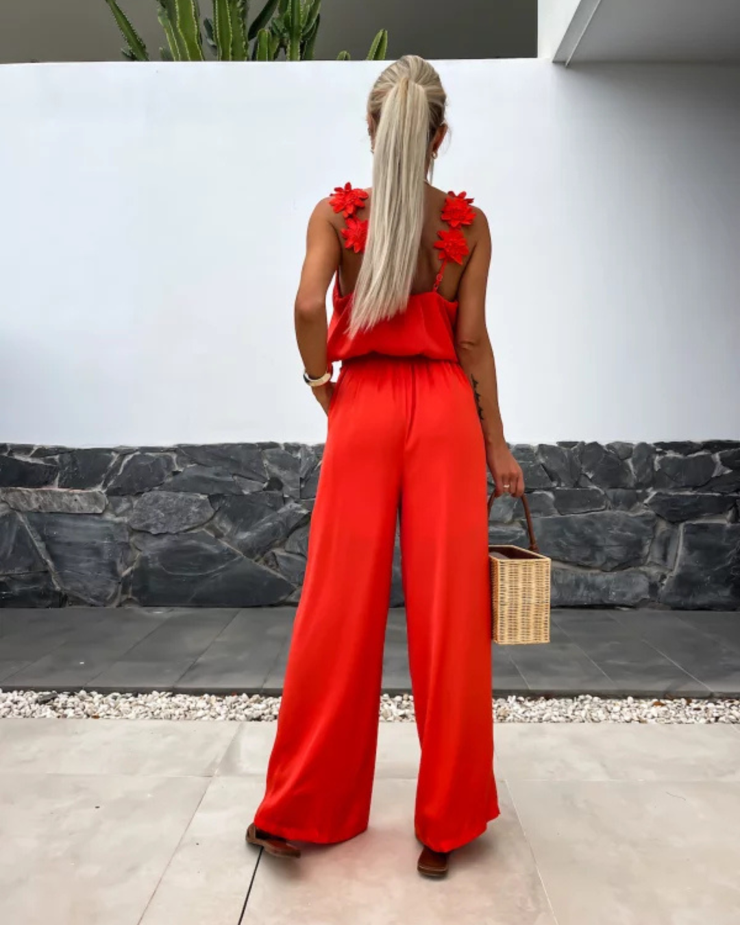Mono Largo con Tirantes Florales y Escote en V para un Look Elegante y Relajado