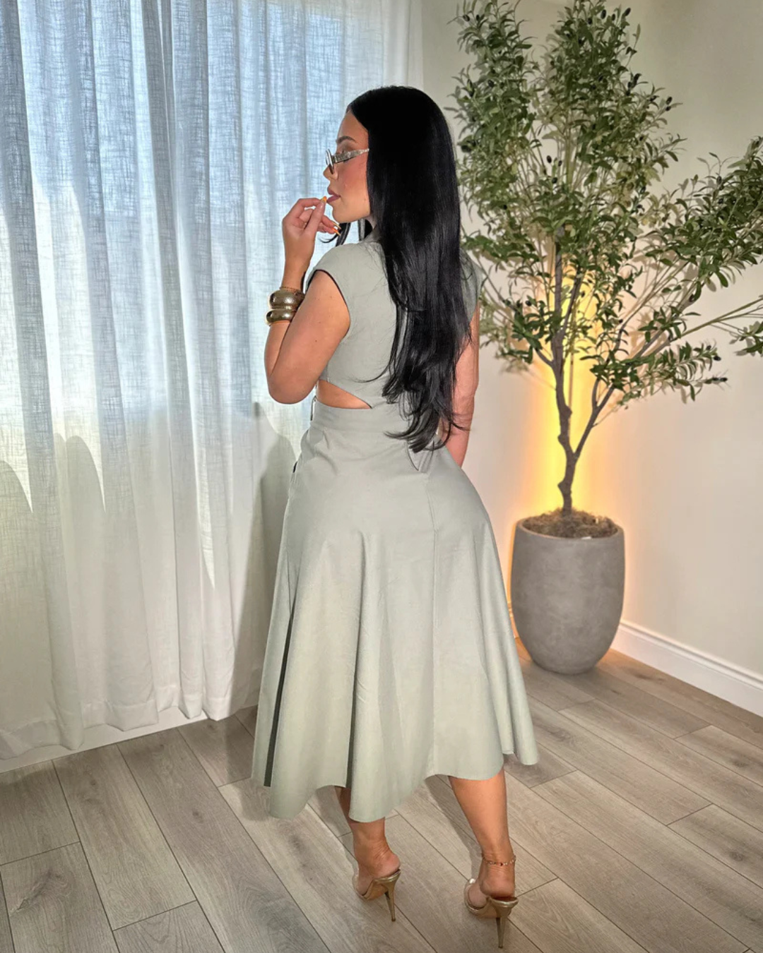 Elegante vestido sin mangas con botones decorativos
