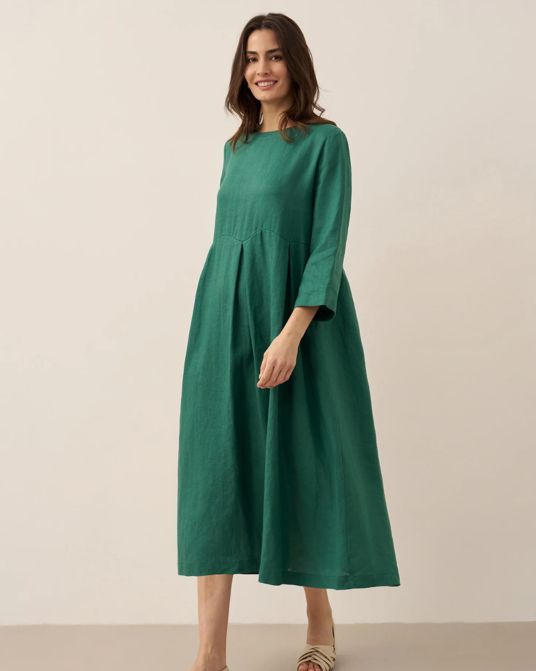Vestido largo plisado de lino con cuello redondo