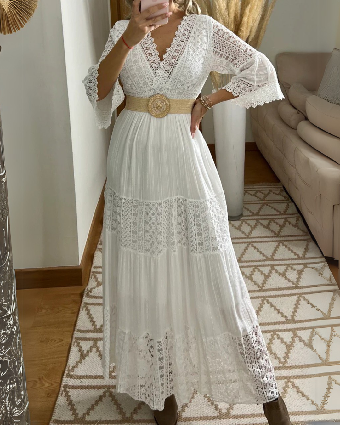 Vestido Largo de Encaje Blanco con Manga Acampanada y Diseño Romántico