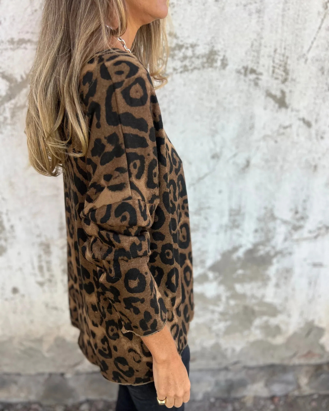 Blusa Elástica de Mujer con Estampado de Animal Print y Cuello Redondo