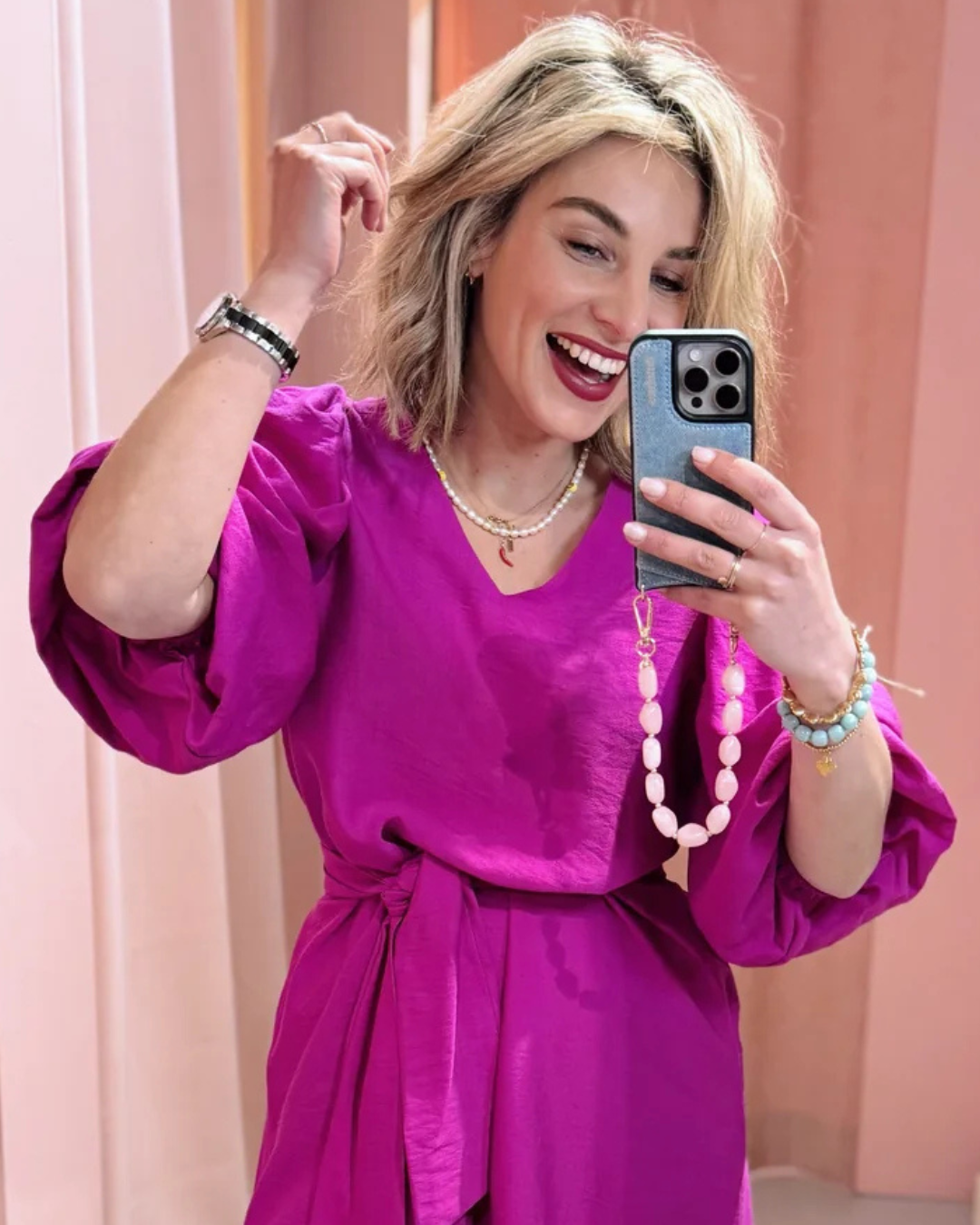 Vestido con escote en V y mangas abullonadas