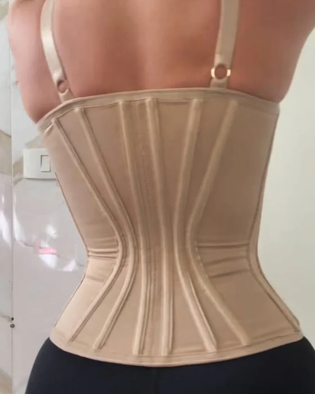 Faja colombiana estilo corsé con refuezo para mayor control abdominal