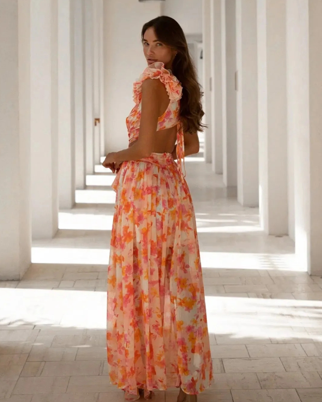 Vestido Largo de Estampado Floral con Volantes en los Tirantes y Cinturón Decorativo
