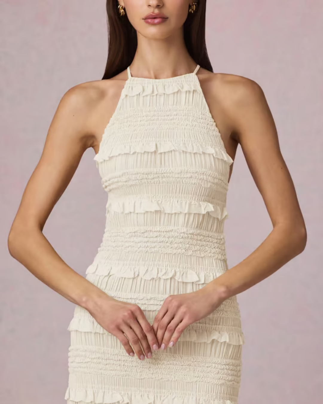 Vestido largo de volantes con cuello halter y espalda descubierta