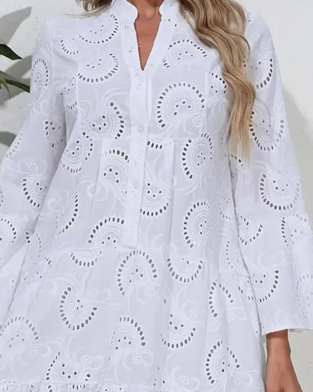 Vestido Corto Bordado con Manga Abullonada y Diseño Troquelado para un Look Ligero y Encantador