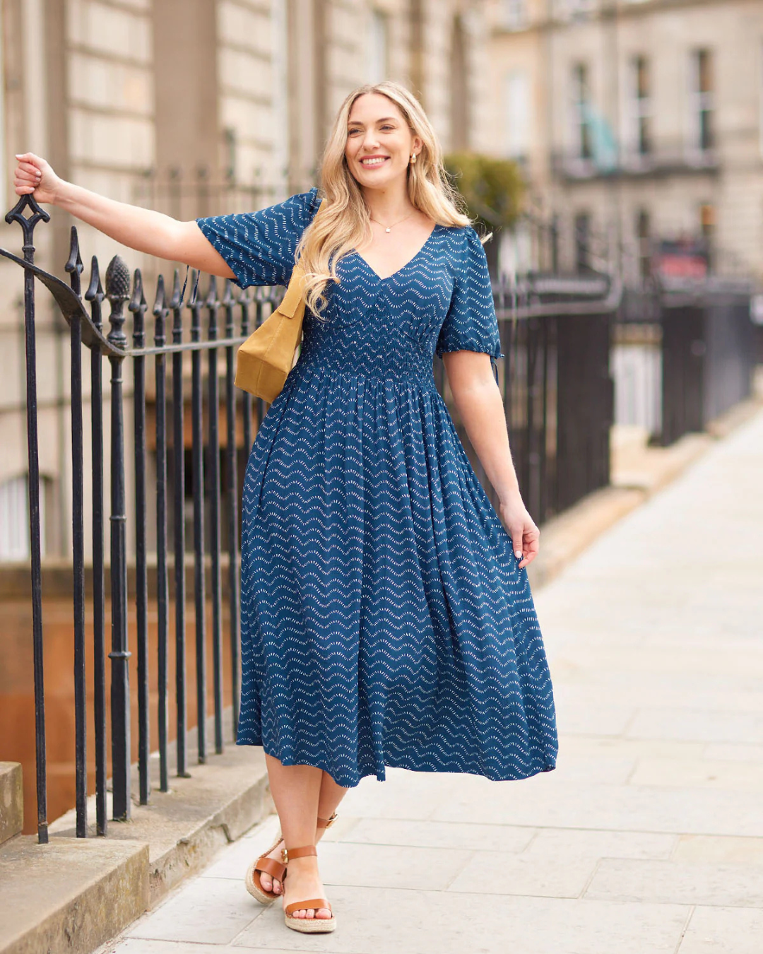Vestido Sostenible de Corte Elegante en Azul Marino