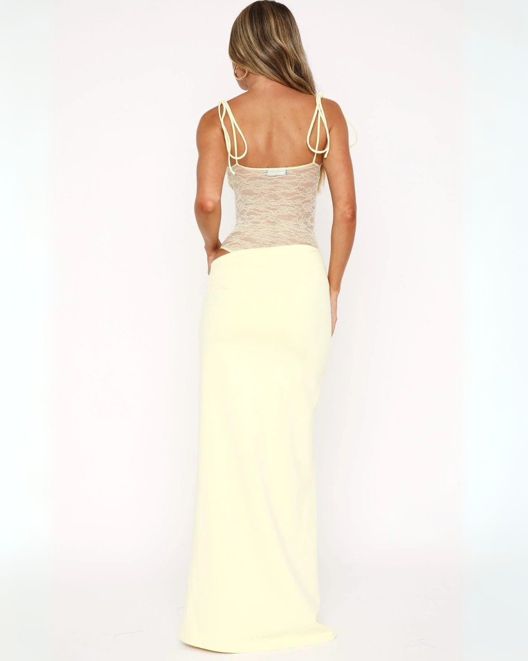 Vestido Largo con Encaje y Aberturas Laterales