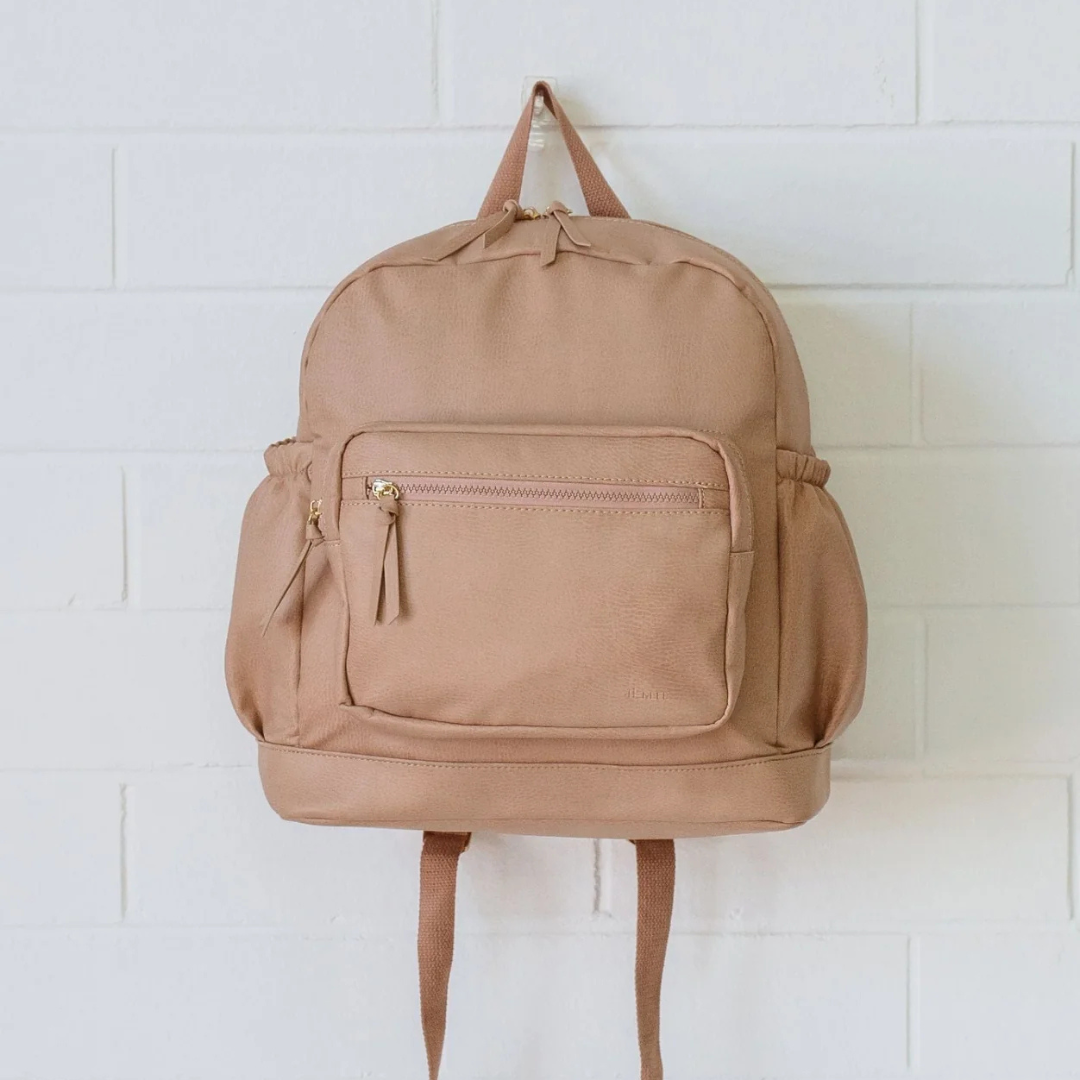 Mochila de lona con múltiples compartimentos y cierre dorado