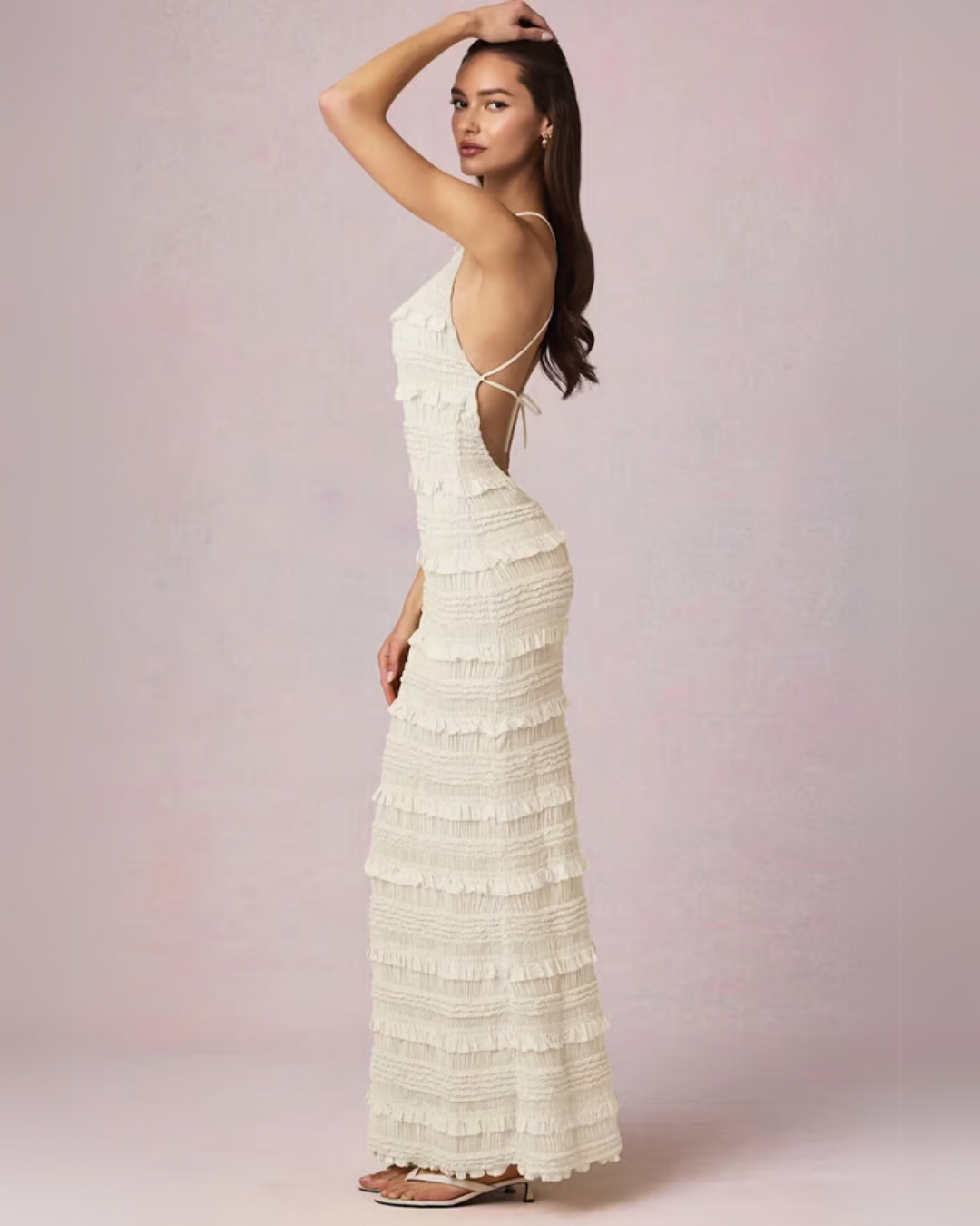 Vestido largo de volantes con cuello halter y espalda descubierta