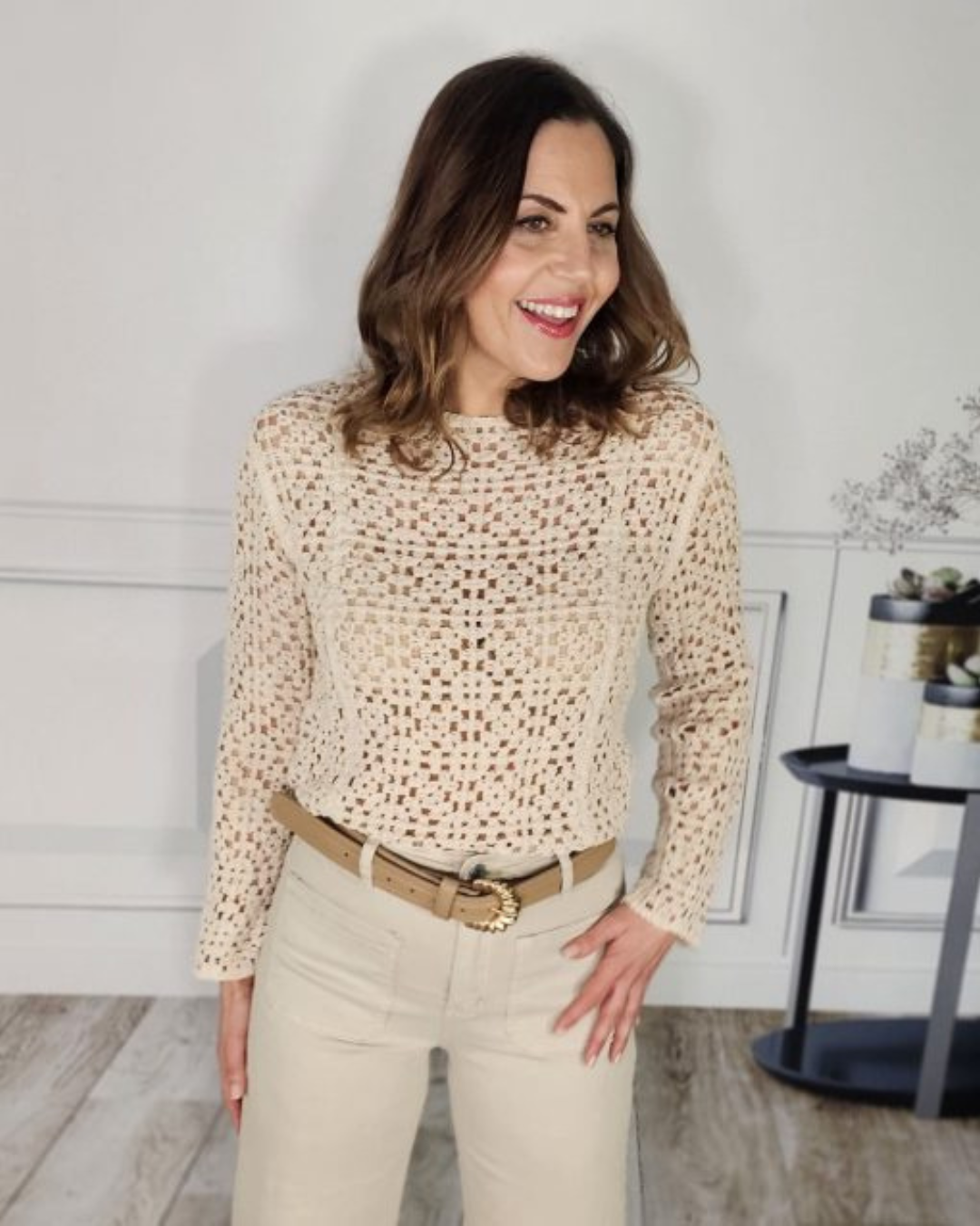 Blusa de Crochet Beige con Mangas Largas
