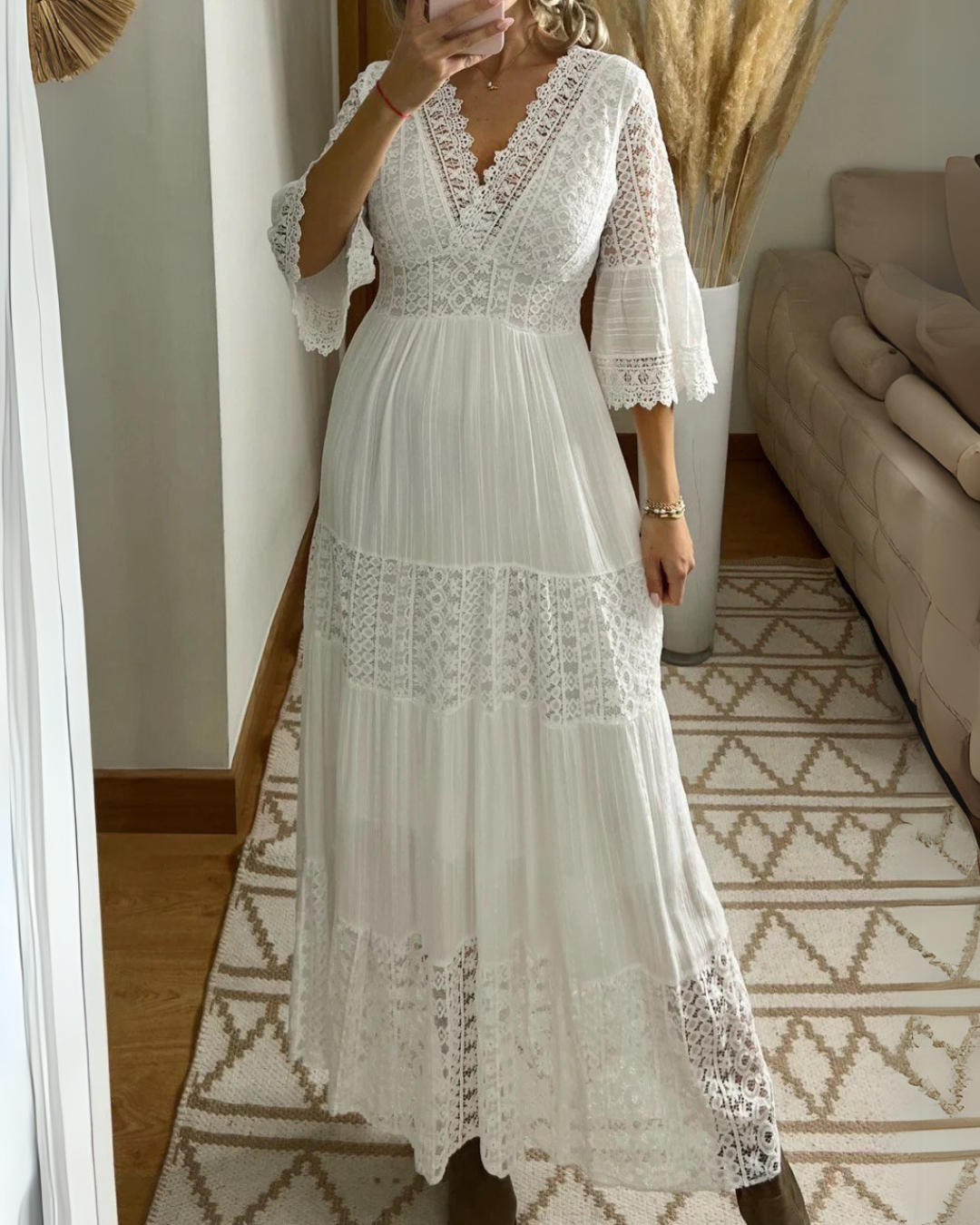 Vestido Largo de Encaje Blanco con Manga Acampanada y Diseño Romántico