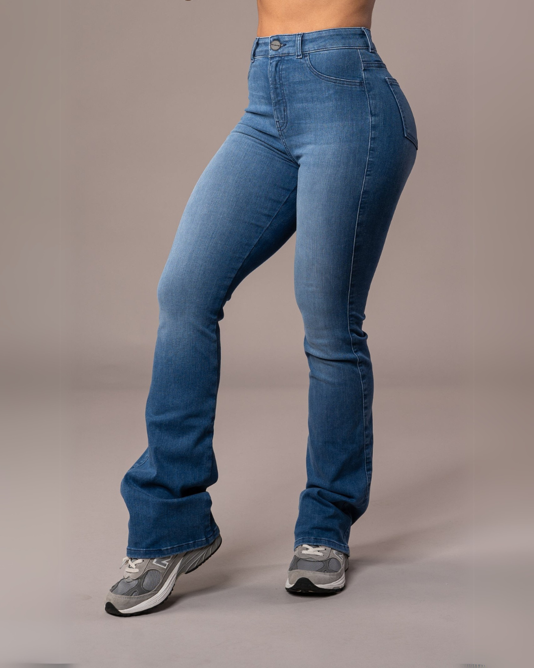 Pantalón de Talle Alto, Corte Alargado y Efecto Moldeador
