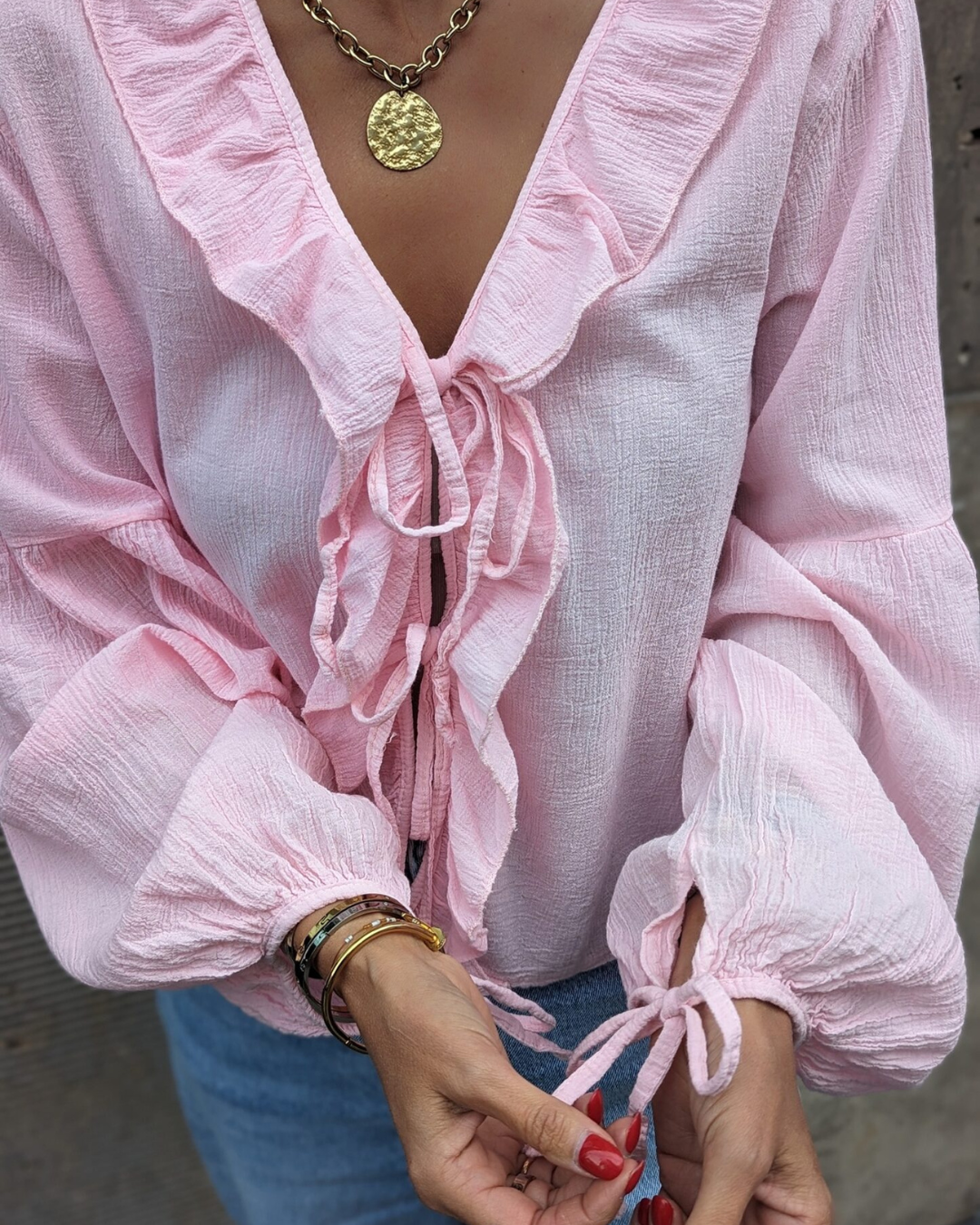 Blusa con Volantes y Lazo Delante en Tejido Ligero y Mangas Abullonadas
