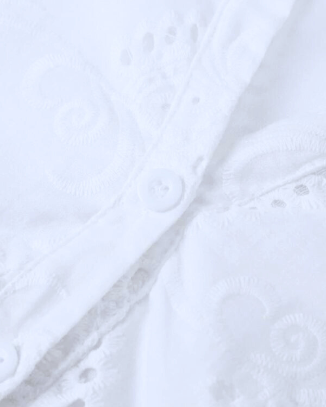 Vestido Corto Bordado con Manga Abullonada y Diseño Troquelado para un Look Ligero y Encantador