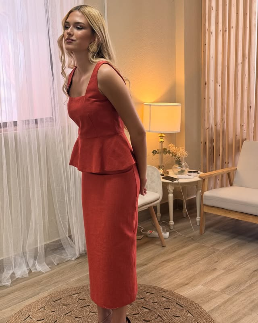 Conjunto Rojo con Top de Escote Cuadrado y Falda Lápiz de Lino Elegante