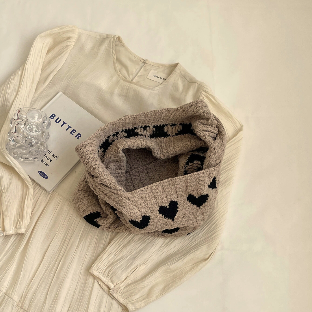 Bolso tejido con patrón de corazones