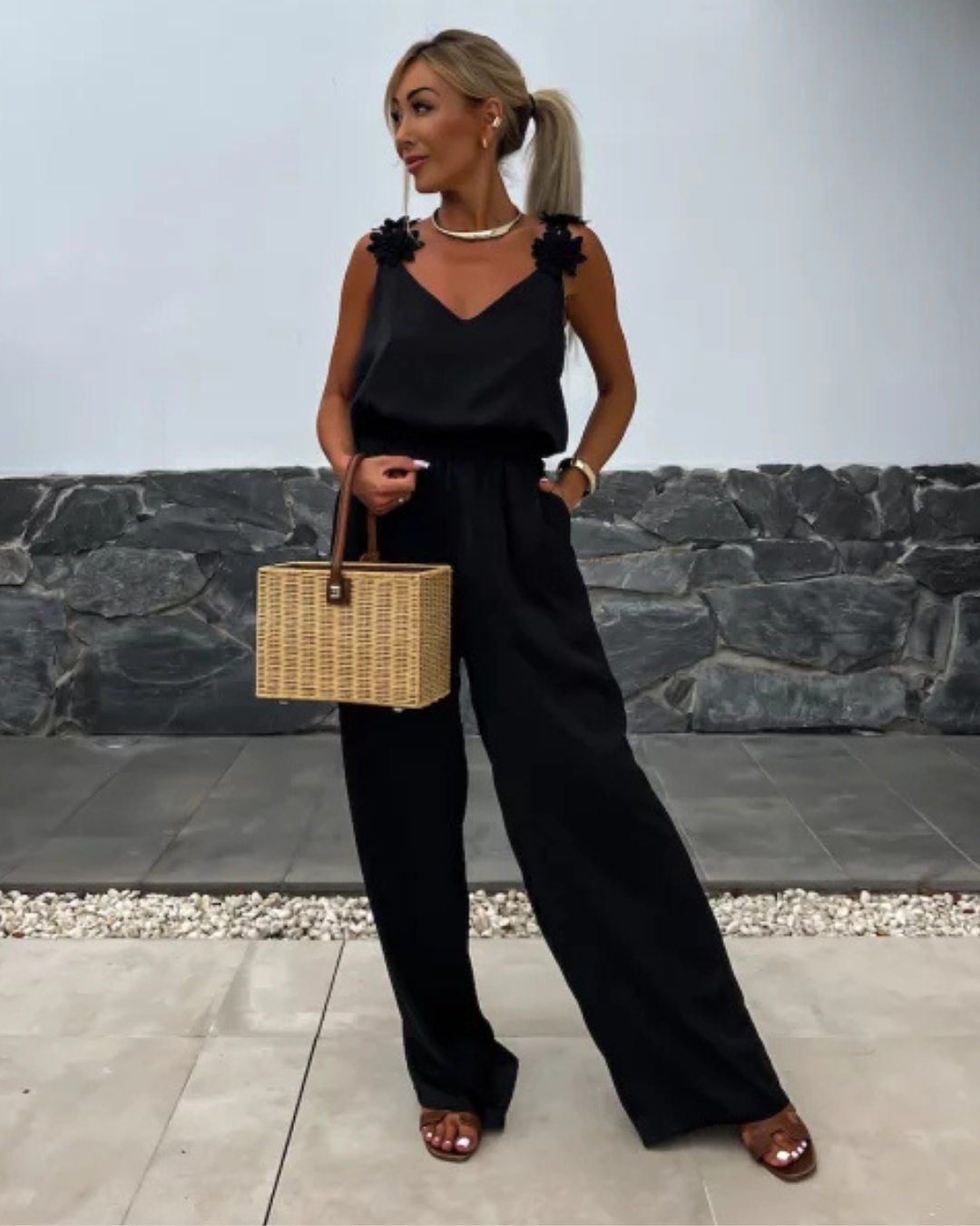 Mono Largo con Tirantes Florales y Escote en V para un Look Elegante y Relajado